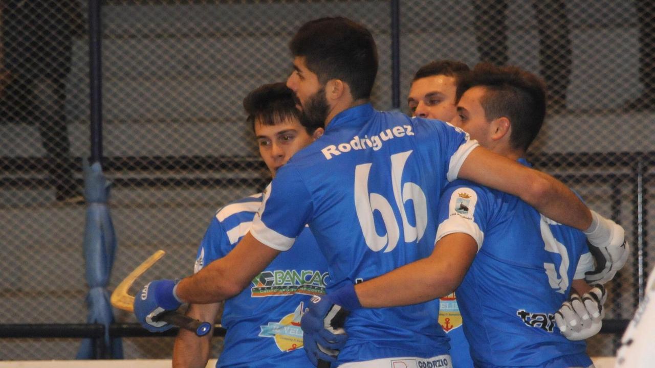 Follonica Hockey, la gioia dopo un gol (foto Giorgio)