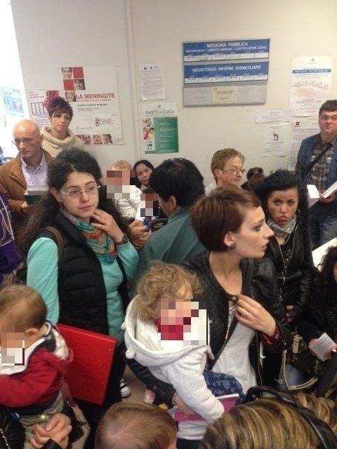 Genitori in attesa al centro Asl di Fornaci