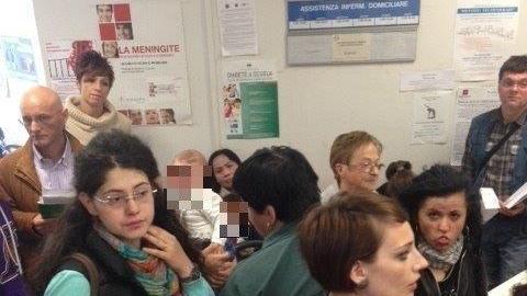 Genitori in attesa al centro Asl di Fornaci