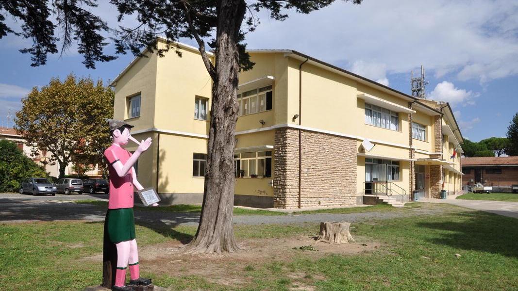 L'esterno della scuola elementare Collodi a Marina