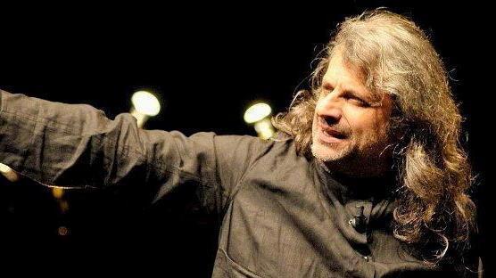 L’ironia surreale di Bergonzoni sul palco di Barga