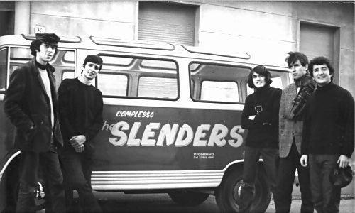 Gli Slenders davanti al loro pulmino, quello che poi rivendettero ai Pooh