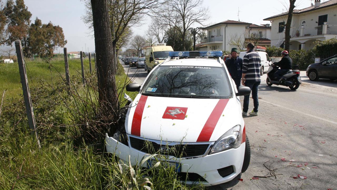 L'auto della polizia municipale coinvolta nell'incidente