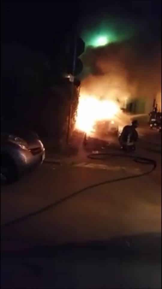 Le auto in fiamme (foto inviata da una lettrice)