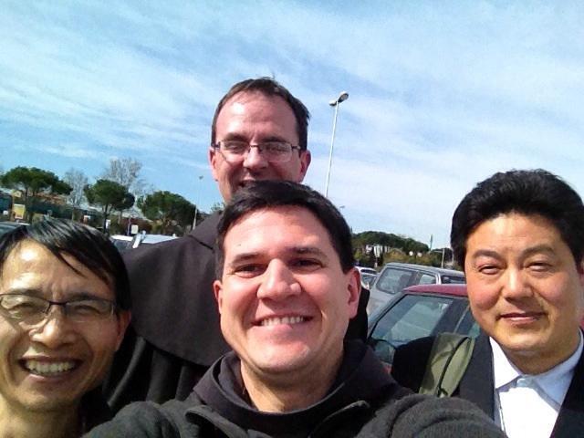 Un selfie all'aeroporto per i quattro frati francescani