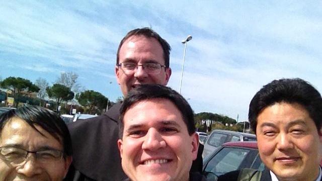 Un selfie all'aeroporto per i quattro frati francescani