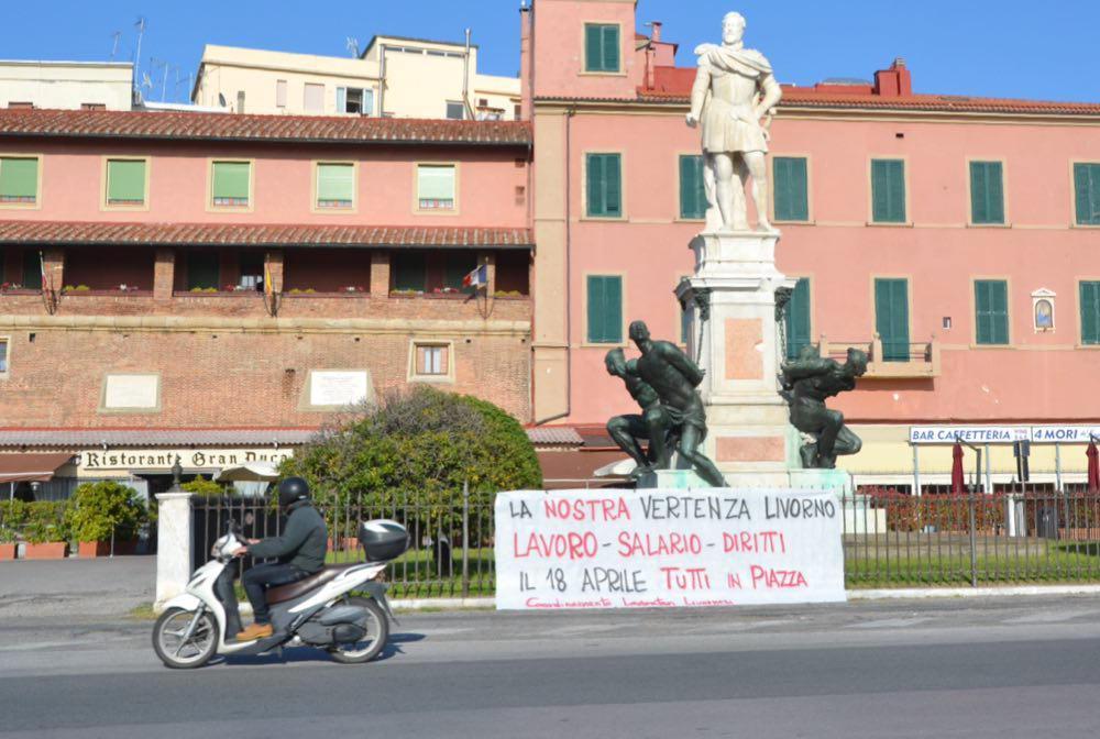 Lo striscione sulla recinzione dei Quattro Mori