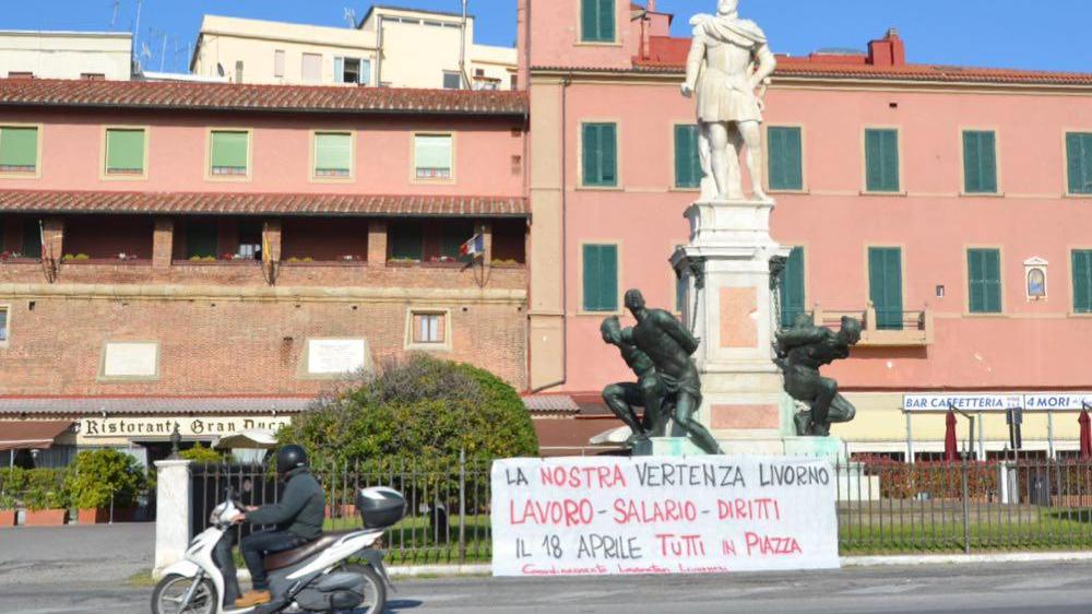 Lo striscione sulla recinzione dei Quattro Mori