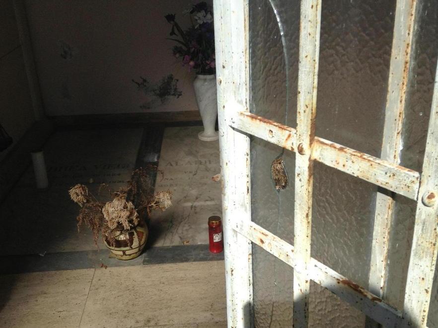 Cimitero nel degrado: cedimenti dopo i furti 