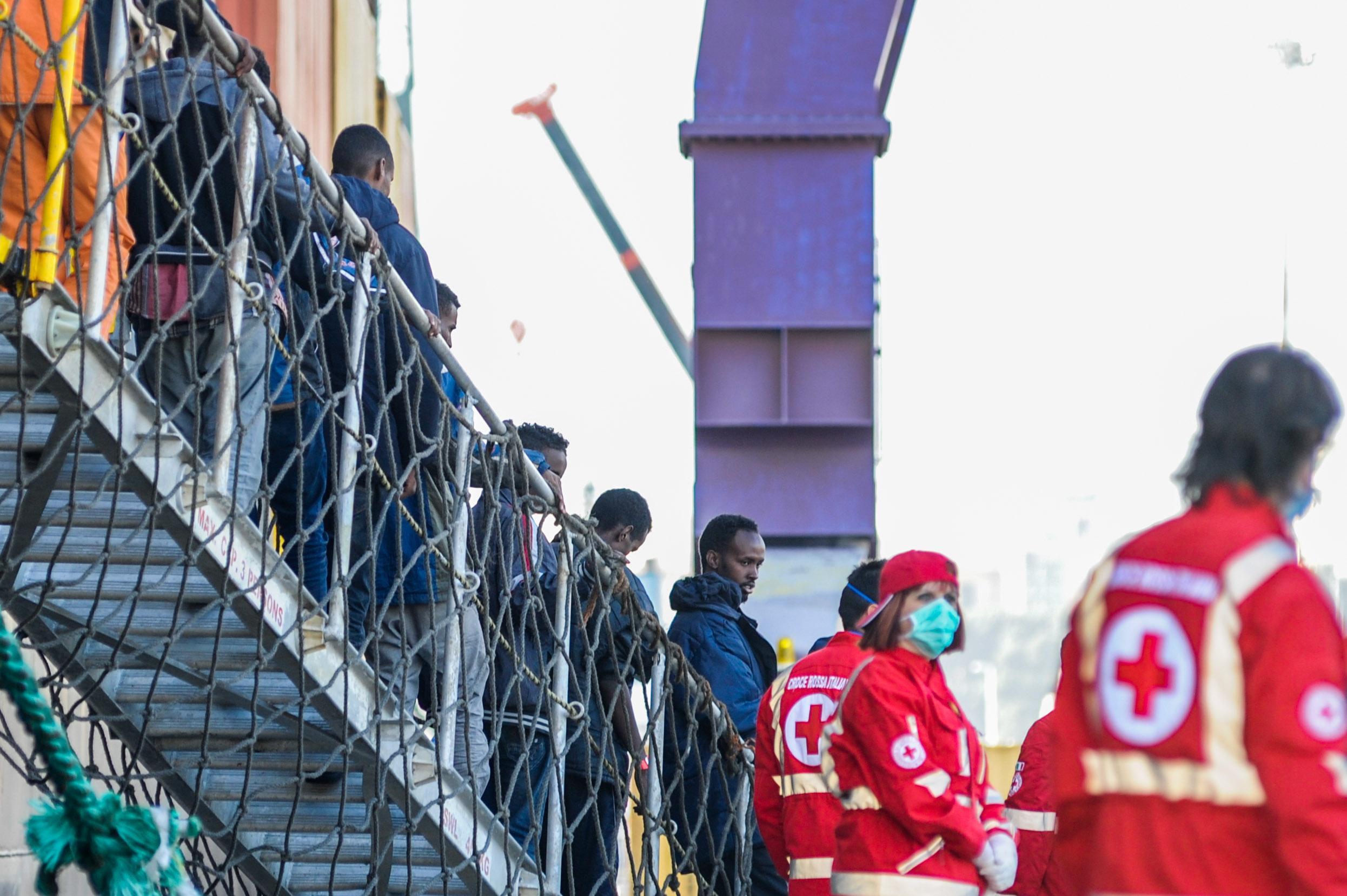 Lo sbarco di un gruppo di profughi