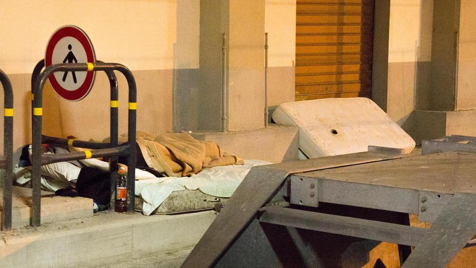 Clochard dormono in una stazione
