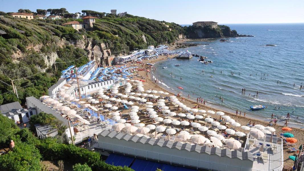 Stabilimenti balneari nella baia del Quercetano