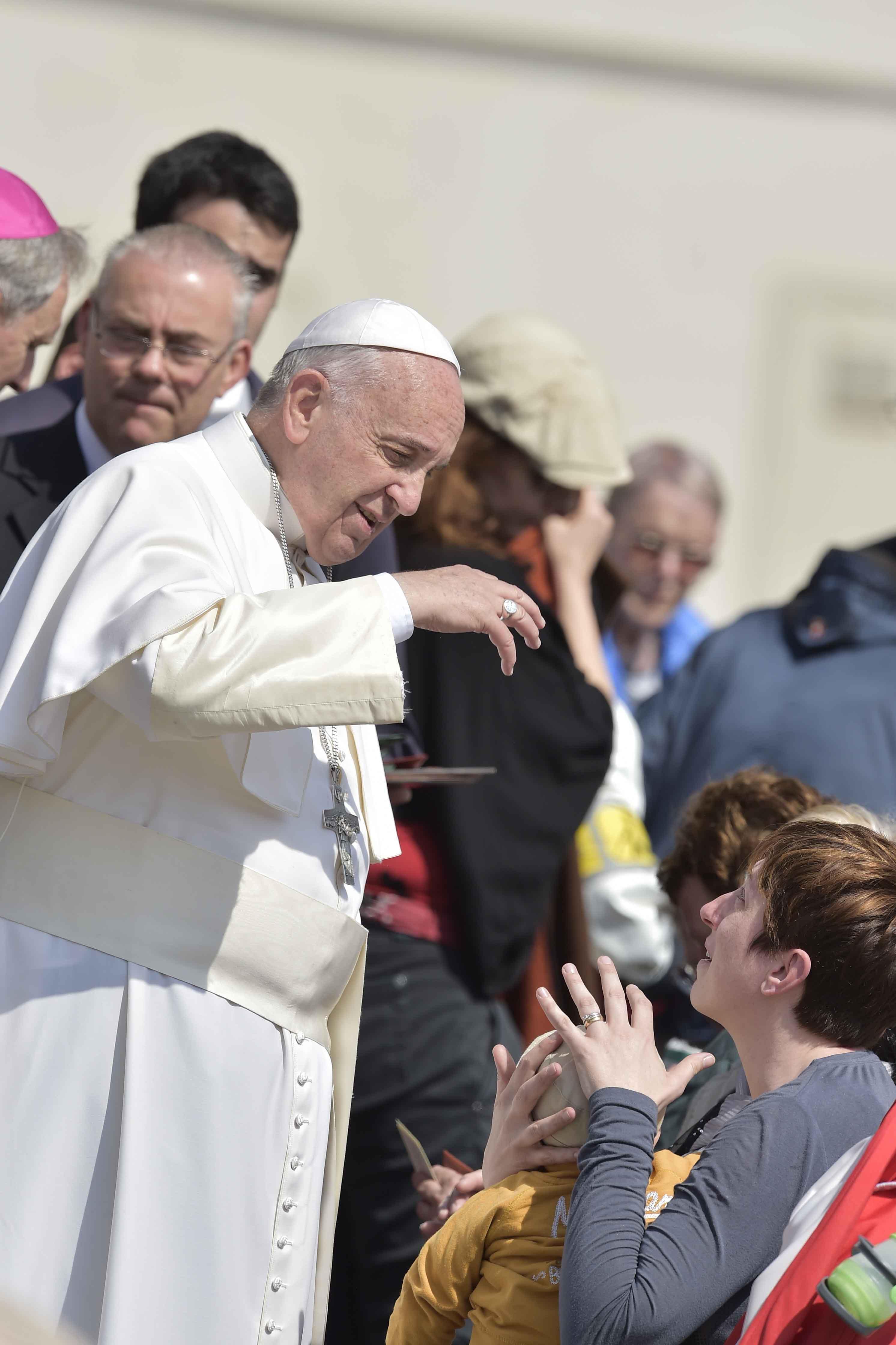 Bimbo di nove mesi con problemi al cuore benedetto dal papa 