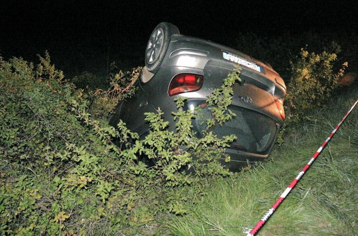 L'auto ribaltata nel fossato (Marzi Pentafoto)
