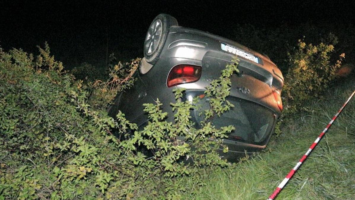 L'auto ribaltata nel fossato (Marzi Pentafoto)