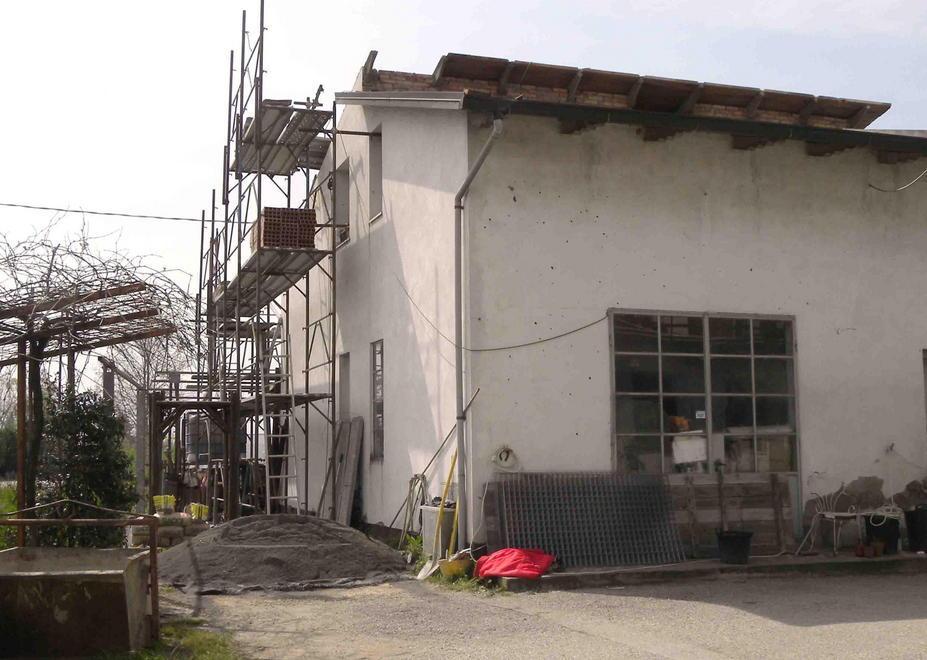 Giù dal ponteggio, volo di 4 metri 