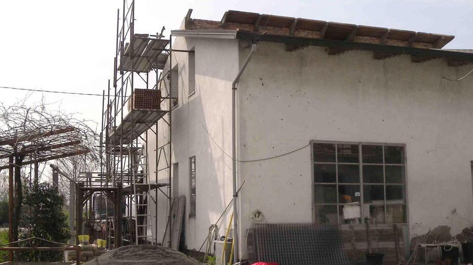 Giù dal ponteggio, volo di 4 metri