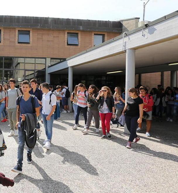 Assemblea al liceo prof e bidelli contro la riforma
