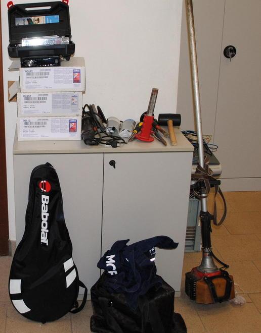 La polizia recupera oggetti rubati 