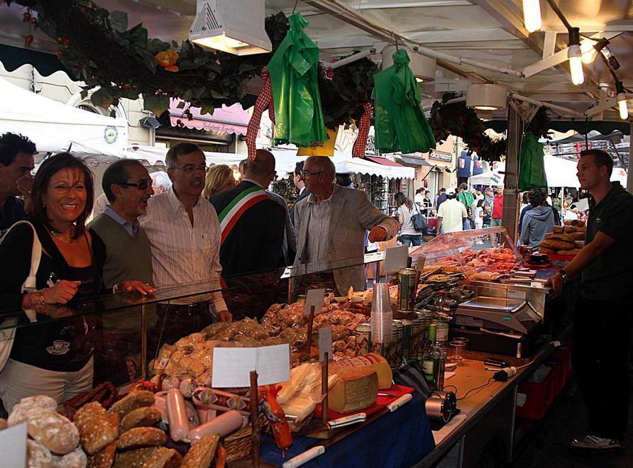 Prodotti gastronomici in piazza Vittorio 