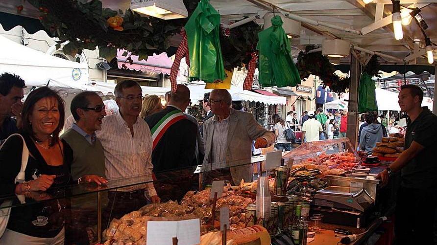Prodotti gastronomici in piazza Vittorio