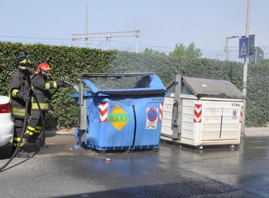 Cassonetti distrutti dal fuoco, torna la paura 
