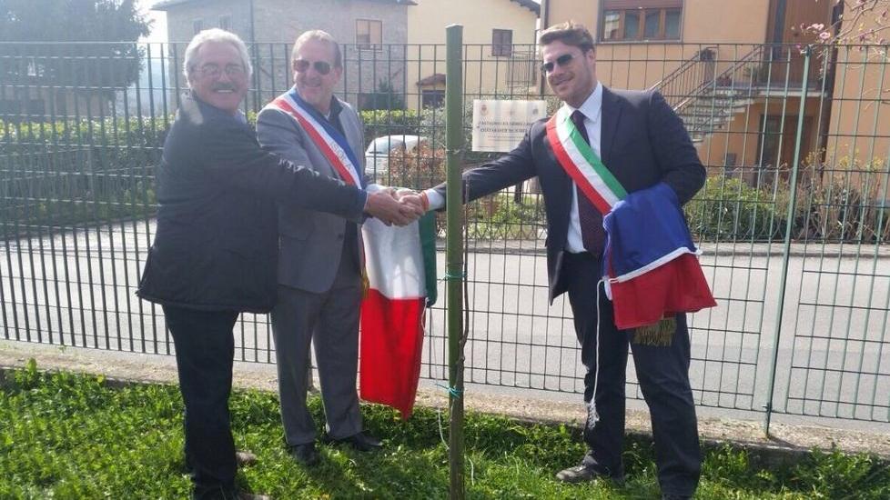 Una targa per il gemellaggio con Isola