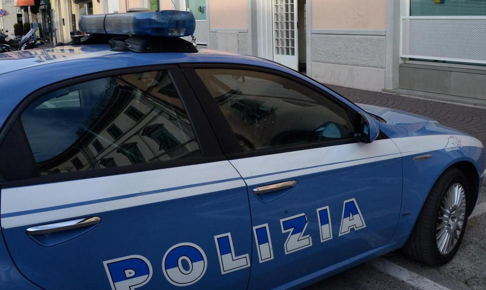 Sequestrano settantenne e minacciano i poliziotti