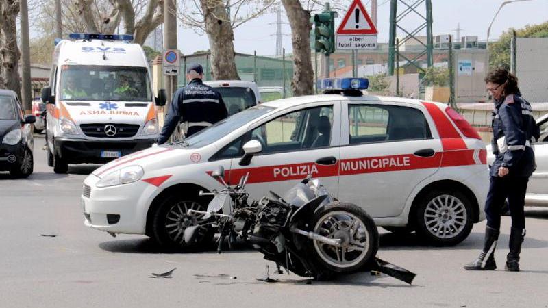 Due incidenti in mezzora, scooteristi feriti