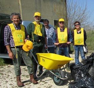 Legambiente pulisce la Salina Volontari per ore al lavoro 