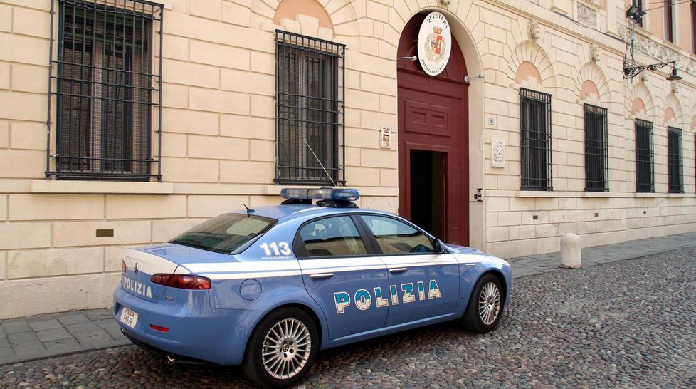 Litiga con la vicina di casa e le lancia mele, vasi e limoni