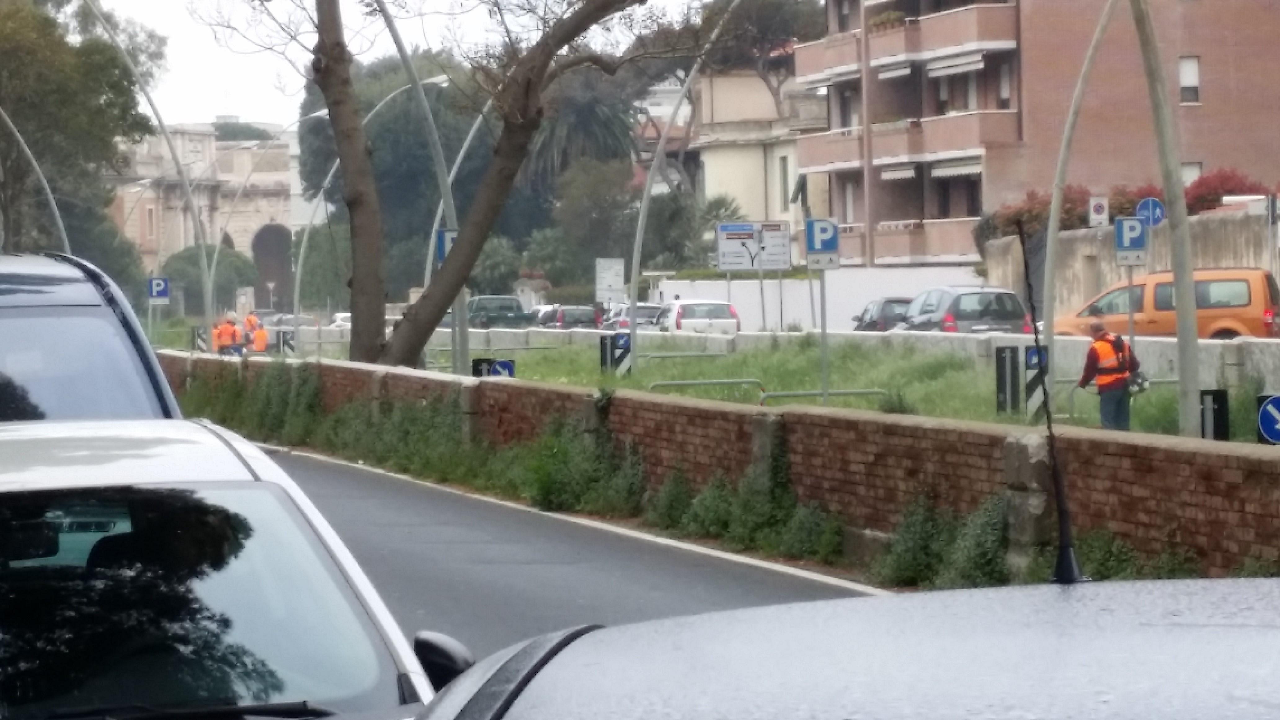 Gli operai al lavoro nel parcheggio di viale Nazario Sauro dopo la denuncia del Tirreno