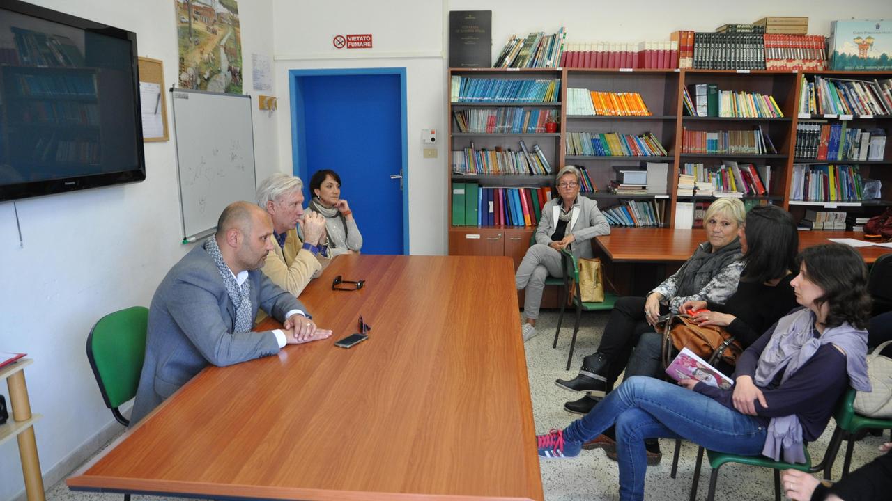 Il sindaco Lippi parla delle scuole (foto Michele Falorni)