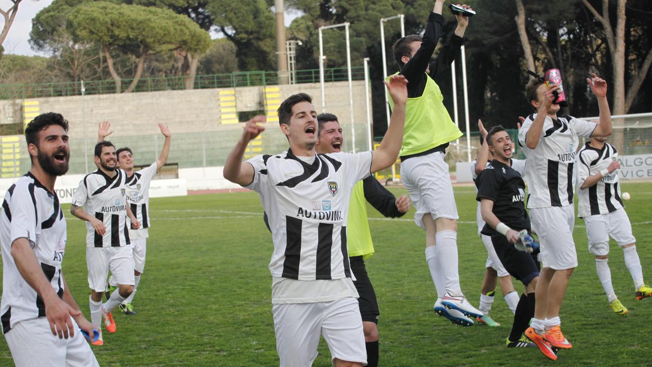 L'esultanza dei giocatori del Viareggio per la conquista della serie D