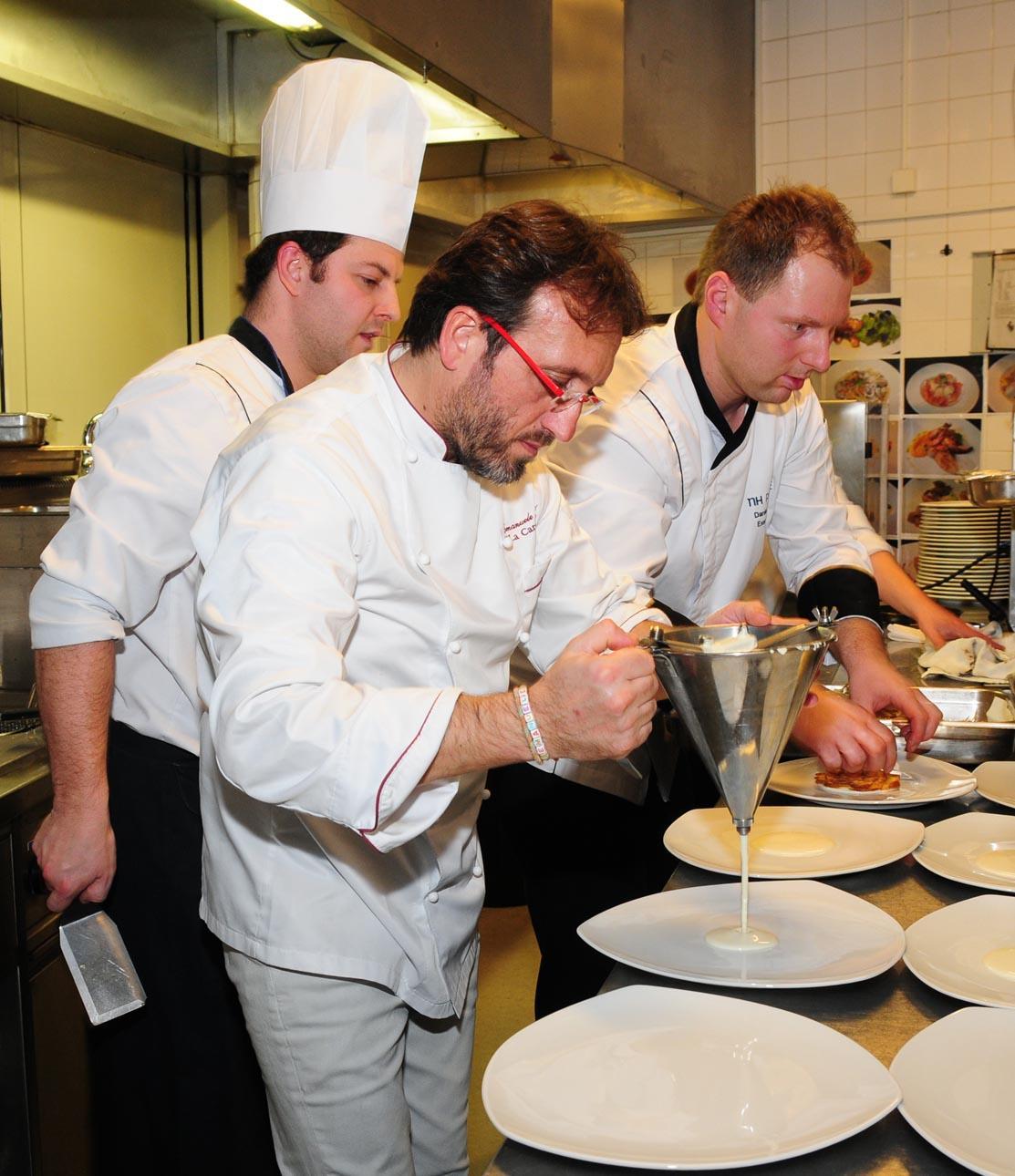 Lo chef Vallini al lavoro nel ristorante Il Giardino di Praga