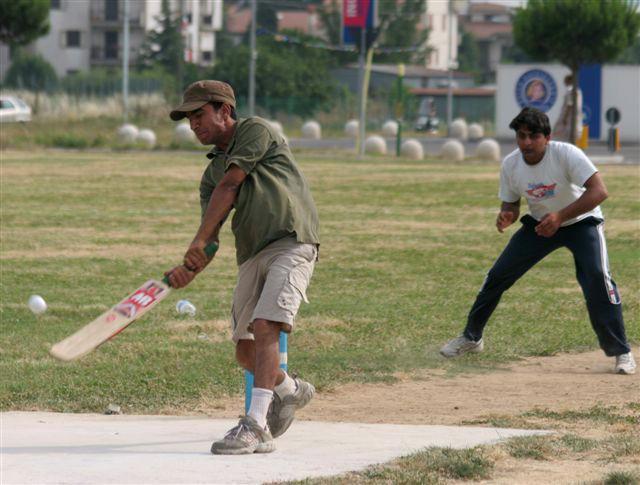 Giovani pakistani giocano a cricket a Galcetello (foto Batavia)