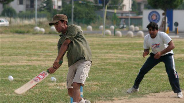 Giovani pakistani giocano a cricket a Galcetello (foto Batavia)