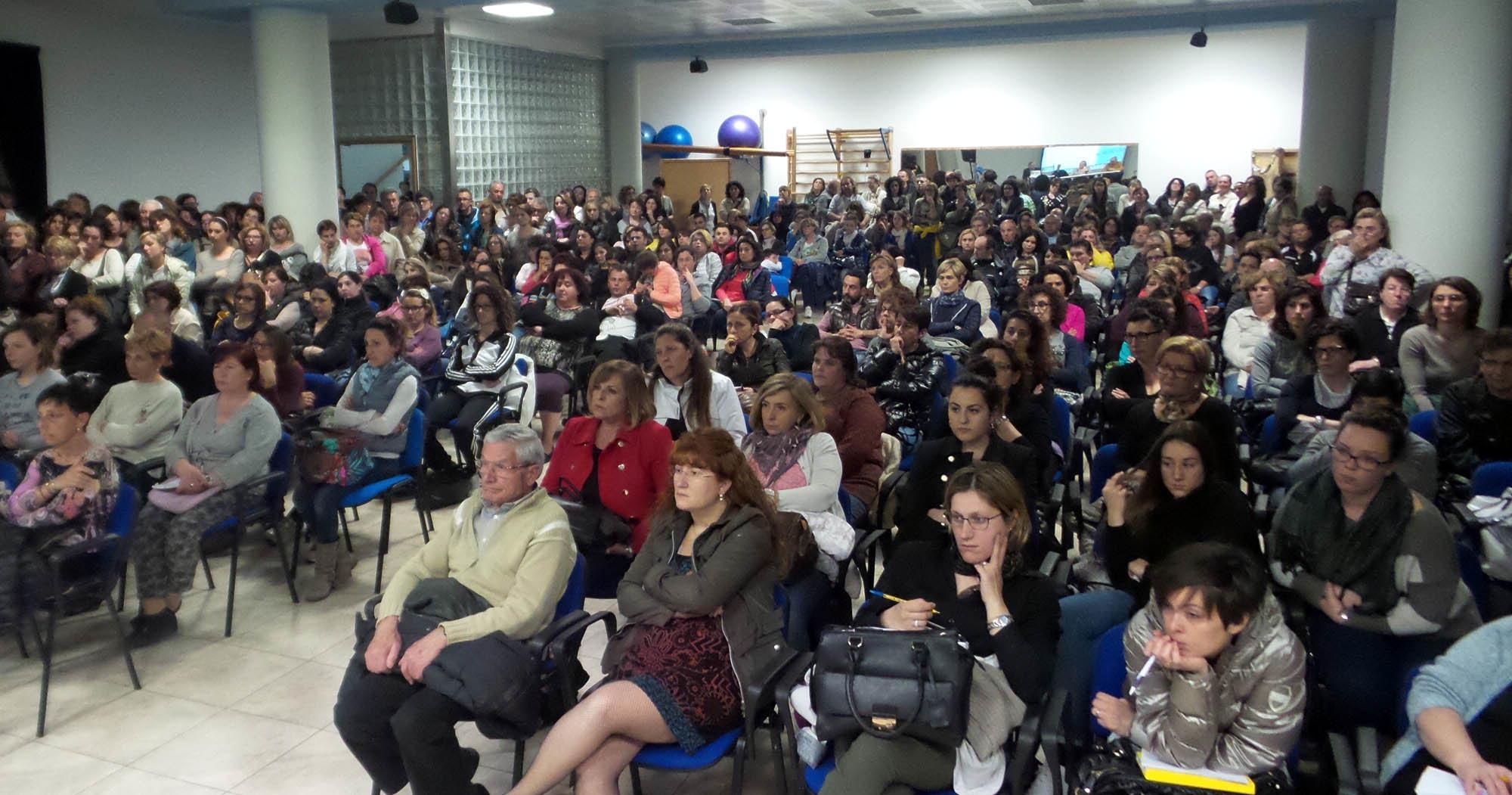 La sala "Il Progresso" a Larciano gremita di cittadini per l'incontro pubblico sulla meningite (Foto Nucci)