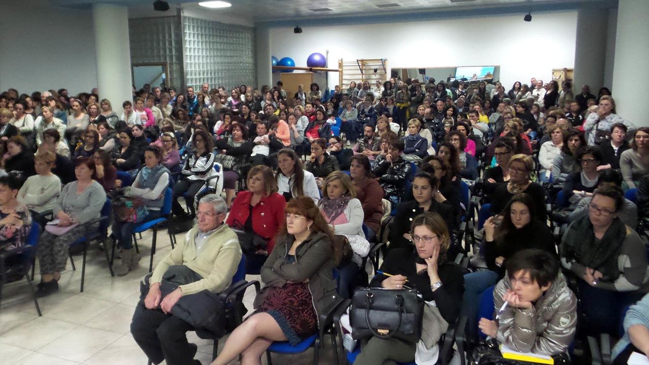La sala "Il Progresso" a Larciano gremita di cittadini per l'incontro pubblico sulla meningite (Foto Nucci)