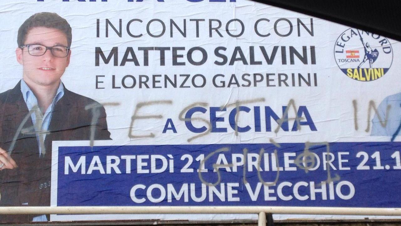 Il cartellone che annuncia l'incontro con Salvini eGasperini, coperto di scritte