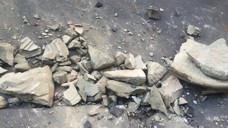 Crolla un medaglione dalla facciata della chiesa del vecchio ospedale di San Giovanni di Dio (Foto Gabrio Evi - Facebook)