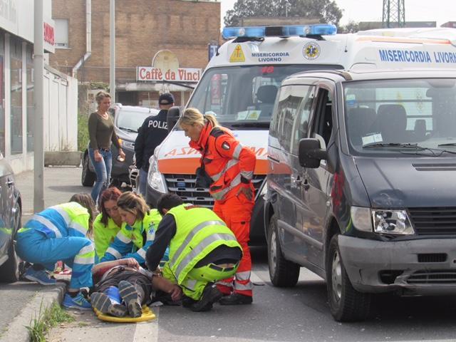 Lo scooterista soccorso dalla Misericordia (Repetti/Pentafoto)