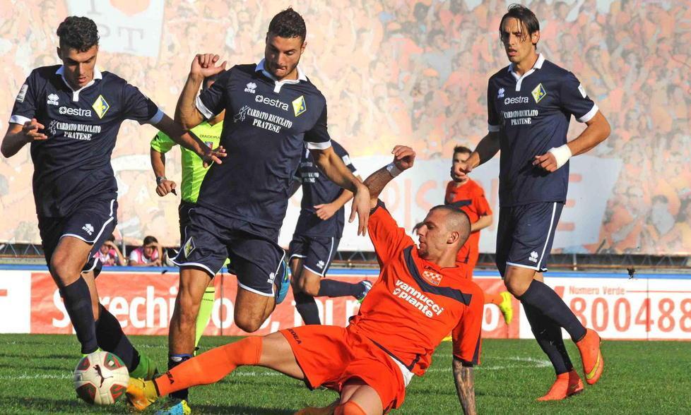 Simone Calvano in scivolata nel derby contro il Prato