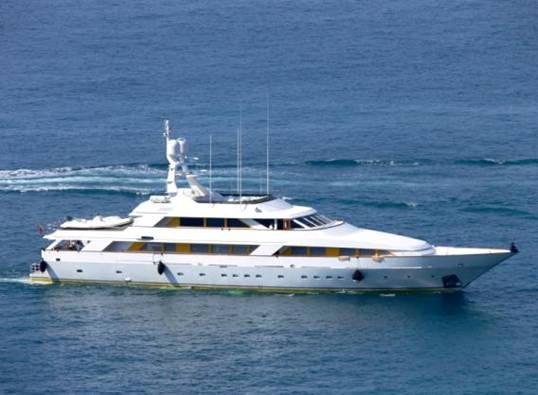 Lo yacht di 45 metri fermato nel porto di Viareggio dalla Capitaneria di Porto