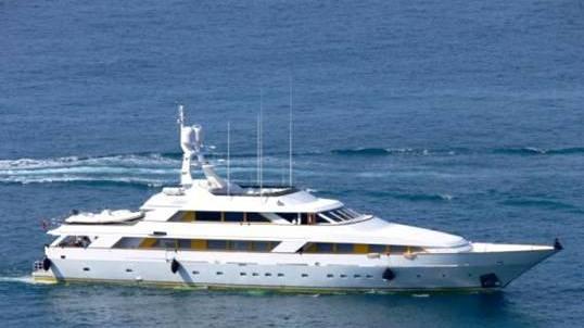 Lo yacht di 45 metri fermato nel porto di Viareggio dalla Capitaneria di Porto