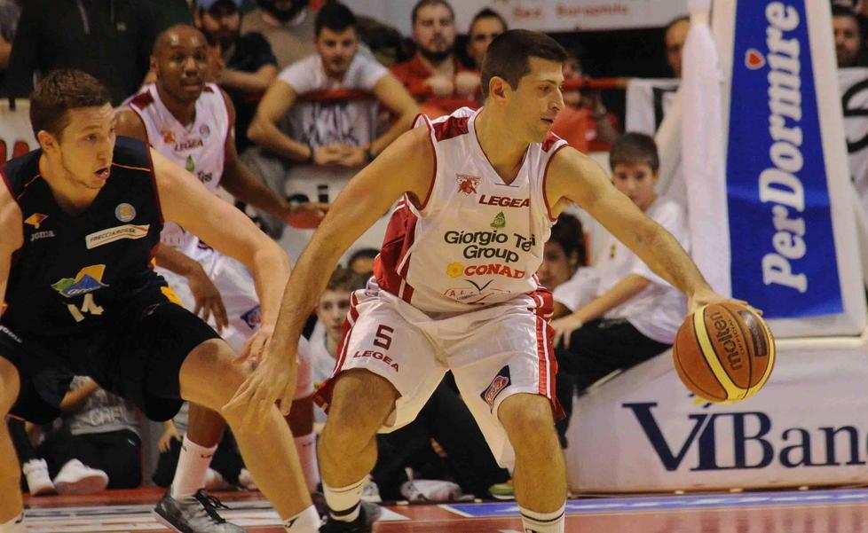 Daniele Cinciarini in azione con la maglia del Pistoia Basket