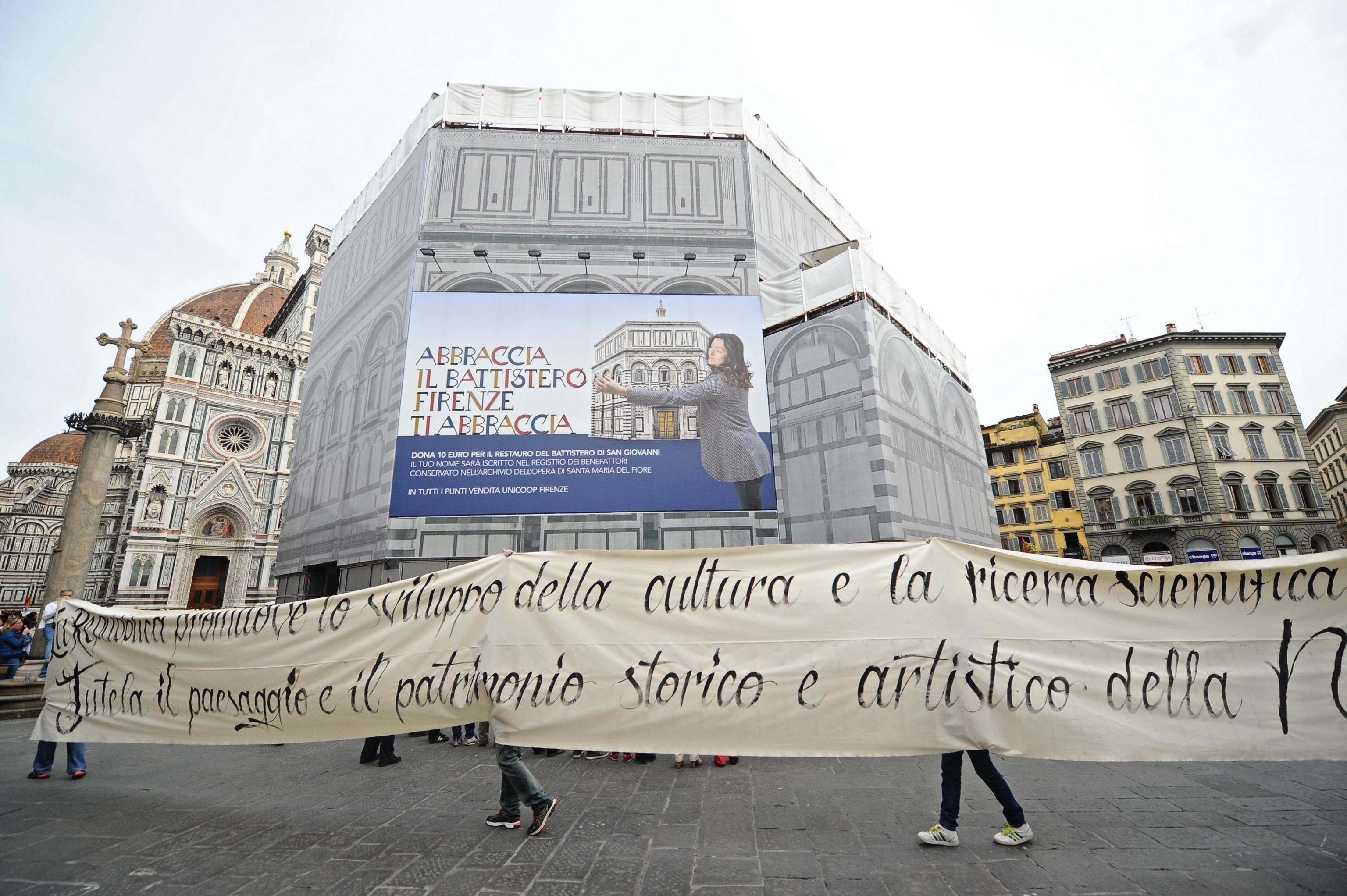 Un momento dell'iniziativa "Abbraccia il Battistero"