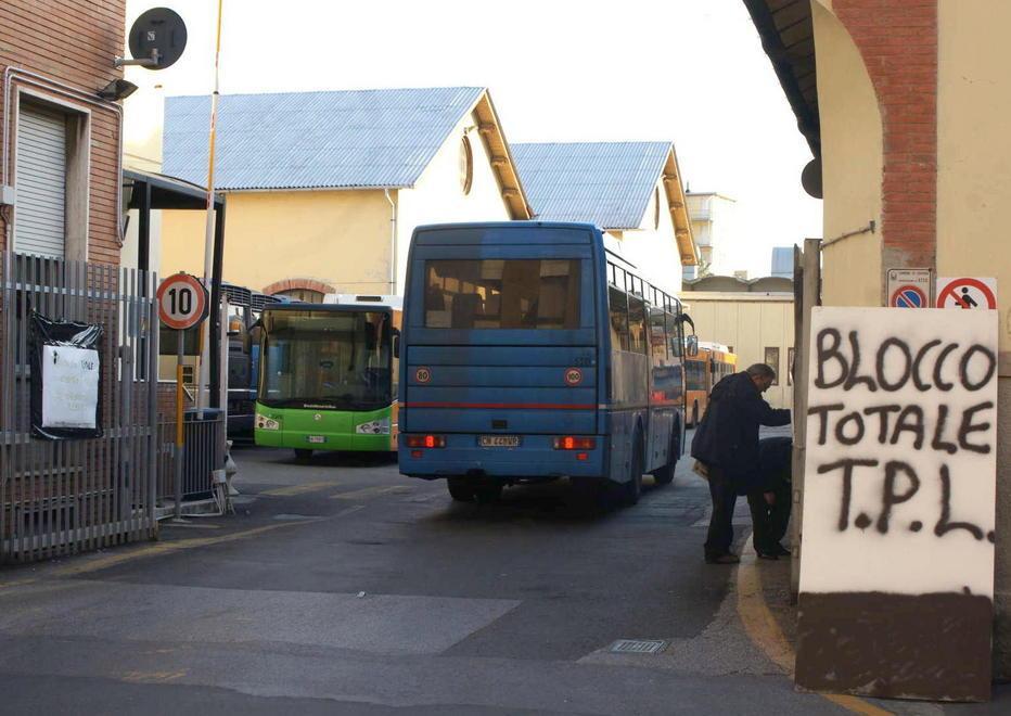 Bus fermi per sciopero e corteo sotto il Comune 