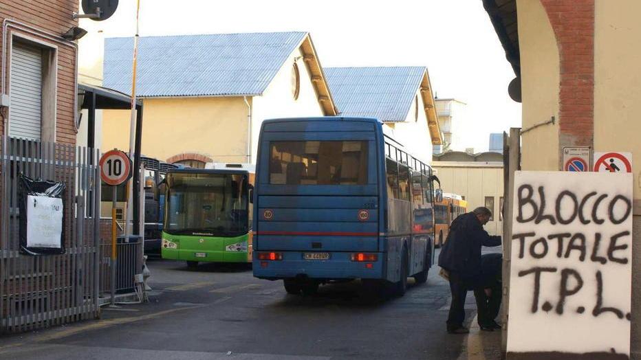 Bus fermi per sciopero e corteo sotto il Comune