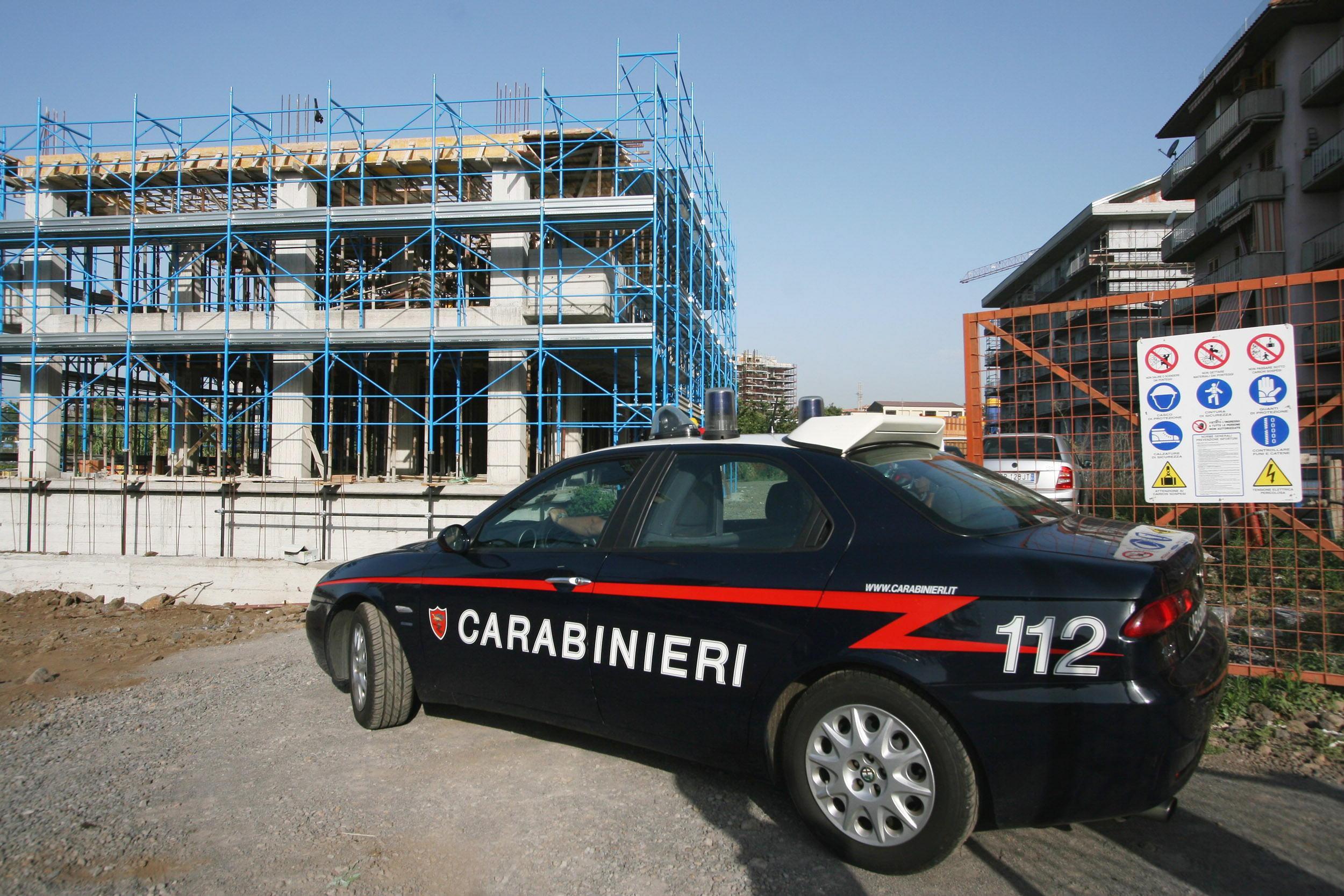L'intervento dei carabinieri in un cantiere (foto d'archivio)